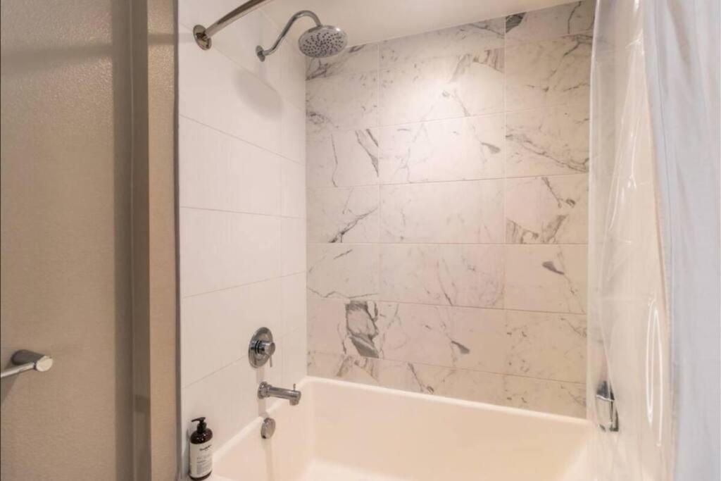 شقة Comfortable & Spacious 2Bdr - 2Bth For 4 Guests In Hollywood لوس أنجلوس المظهر الخارجي الصورة