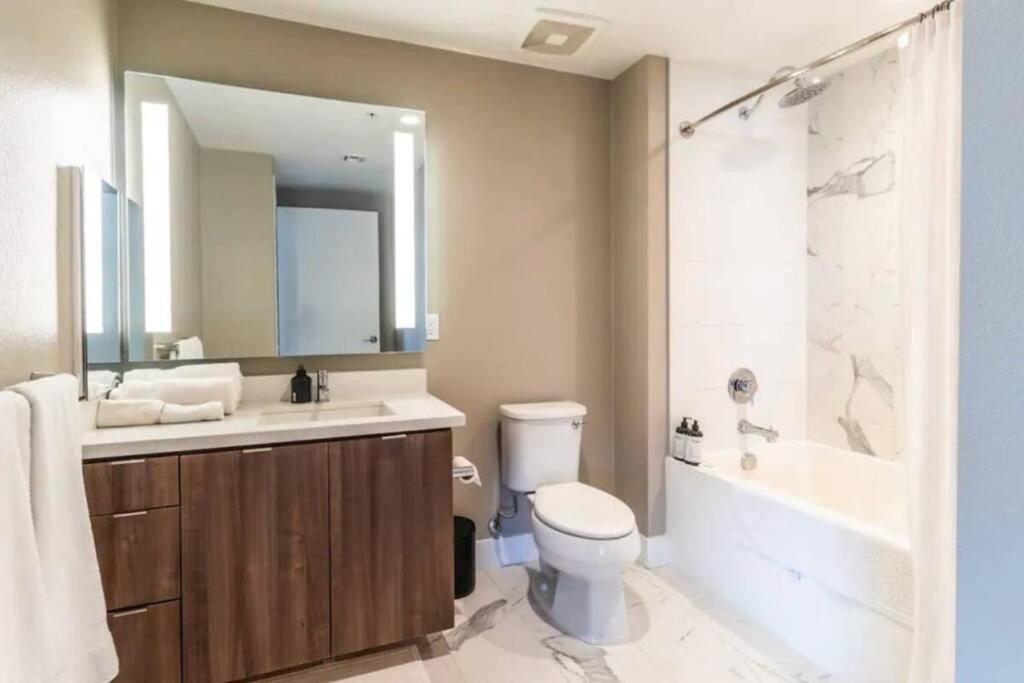 شقة Comfortable & Spacious 2Bdr - 2Bth For 4 Guests In Hollywood لوس أنجلوس المظهر الخارجي الصورة